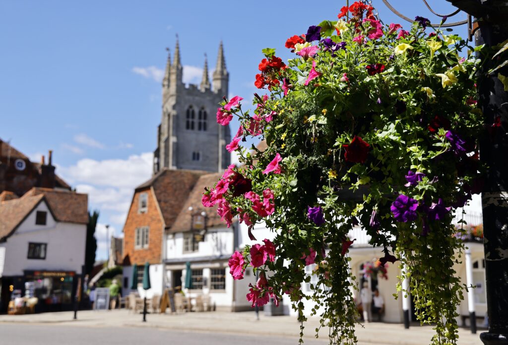 The St Mildred church in the background of cozy old buildings in Tenterden