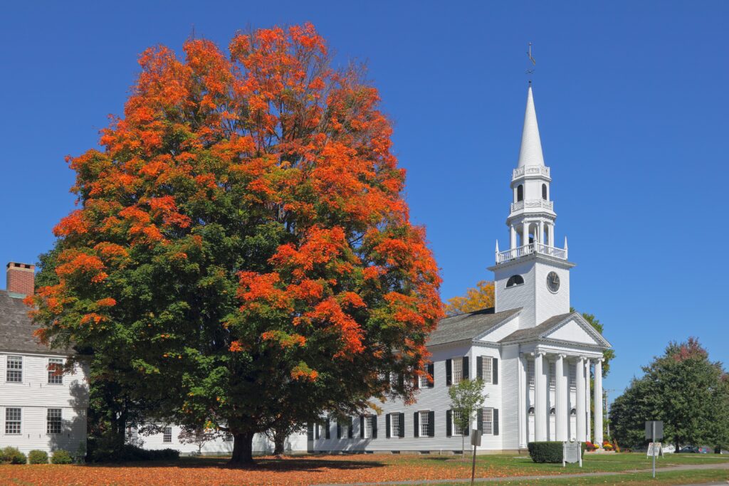 First Congregational Kirche in Litchfield in autumn, Connecticut, USA