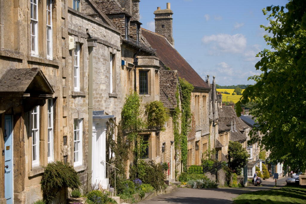 England, Oxfordshire, Cotswolds, Burford, street scene