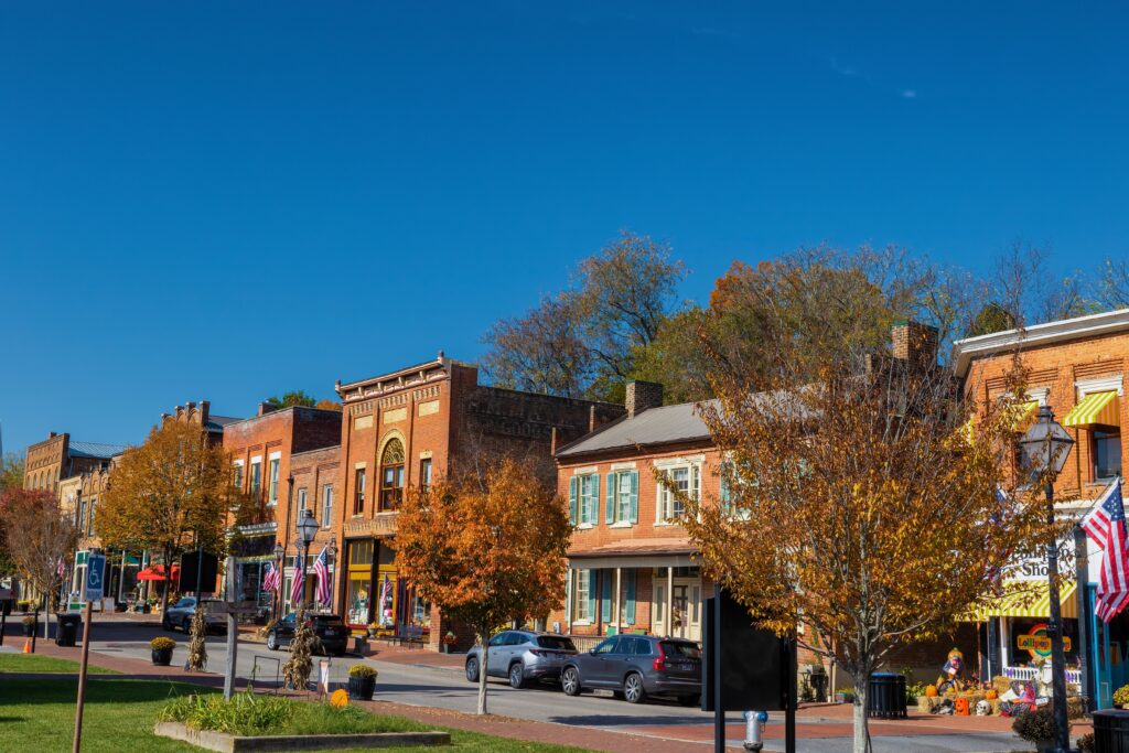 Jonesborough, Tennessee, USA: Autumn colors and decor welcome tourists visiting this historical town.