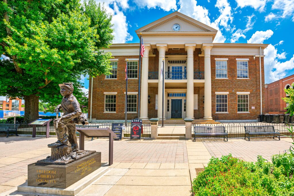 Franklin, Tennessee: The Williamson County Courthouse and the "March To Freedom" statue located on the courthouse square along Main street in the historic town of Franklin, Tennessee. 