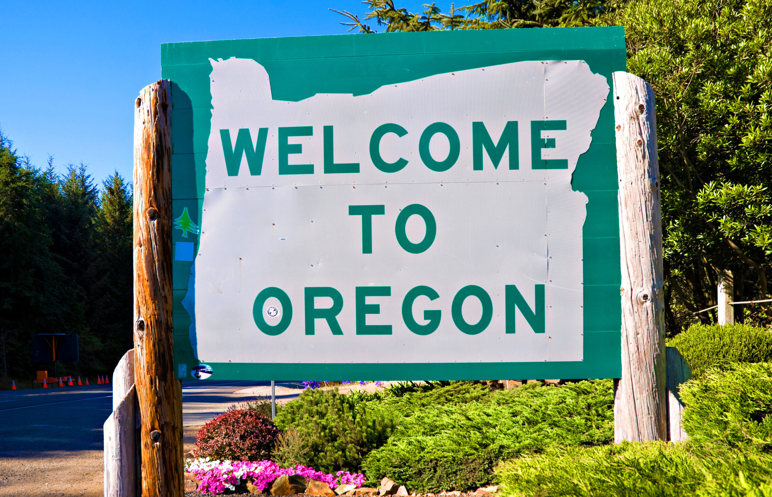 Welcome to Oregon sign on Highway 101