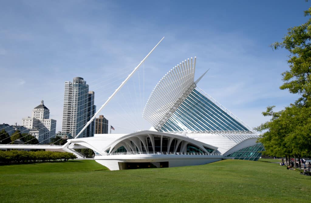  The Milwaukee Art Museum, which overlooks Lake Michigan in Wisconsin in summertime. Also known as the the Calatrava.