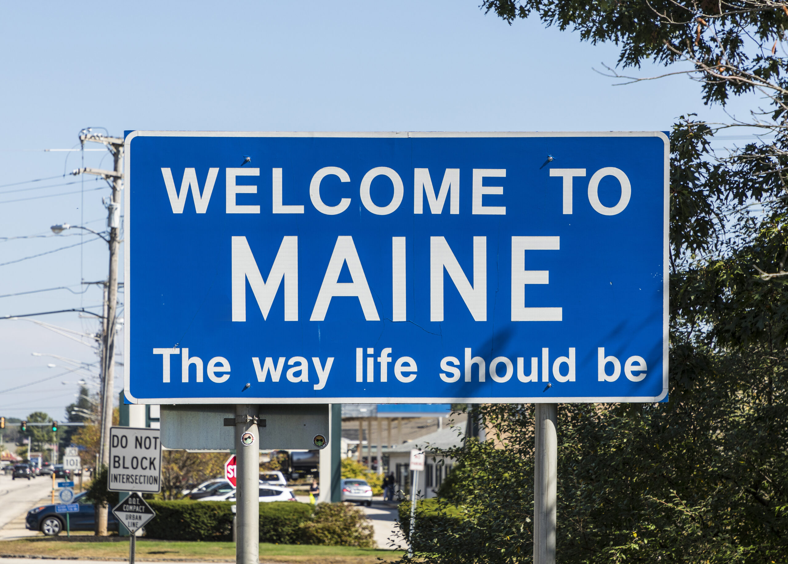 state sign Maine at the highway with welcome greeting