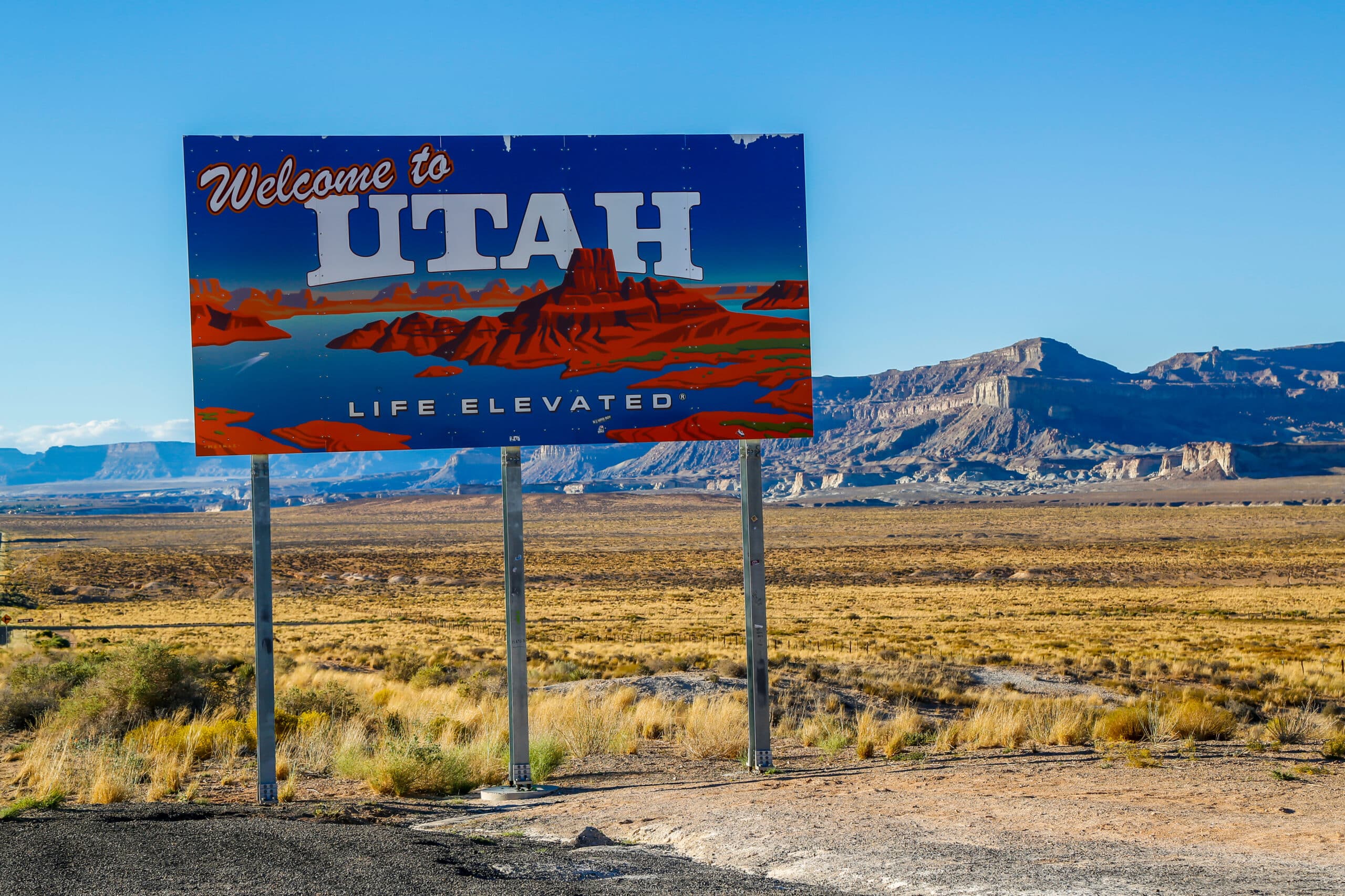 MONUMENT VALLEY, UTAH: Welcome to Utah sign at Monument Valley, Navajo Nation, Utah Arizona Border