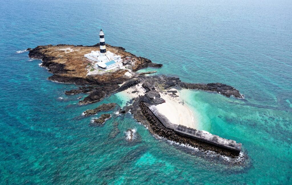 Isolated by turquoise, clear sea water on a sunny summer day and located in Baisha Township, Penghu County, Taiwan, Mudou Island boasts the famous Mudouyu Lighthouse and a beautiful sandy beach