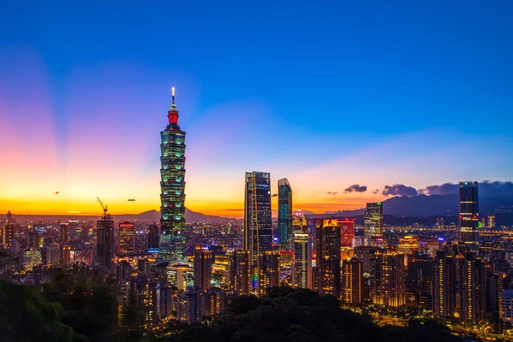 Taipei City, Taiwan: Taipei 101 is a skyscraper located in Xinyi District, Taipei City, Taiwan, and the breeze Nanshan is an important landmark in the Xinyi Project District.