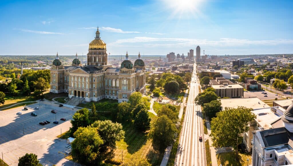 Iowa State Capitol and Des Moines skyline. The Iowa State Capitol houses the Senate, House of Representatives, the Offices of the Governor, Attorney General, Auditor, Treasurer, and Secretary of State