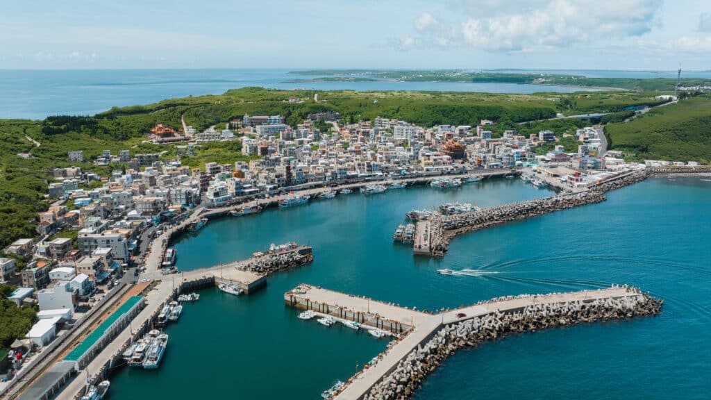 At the end of the Penghu North Loop, the Sanxian Pagoda on top of Waian Xipu. From here, you can overlook the beautiful sea view of Waian Fishing Port