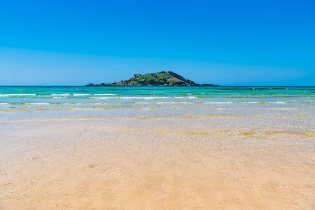 Clear turquoise water at Hyeopjae Beach with Biyangdo Island in the background