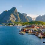 Reine, in the beautiful Lofoten Islands, offers stunning mountains and clear waters, ideal for travel lovers and nature enthusiasts seeking adventure and breathtaking beauty