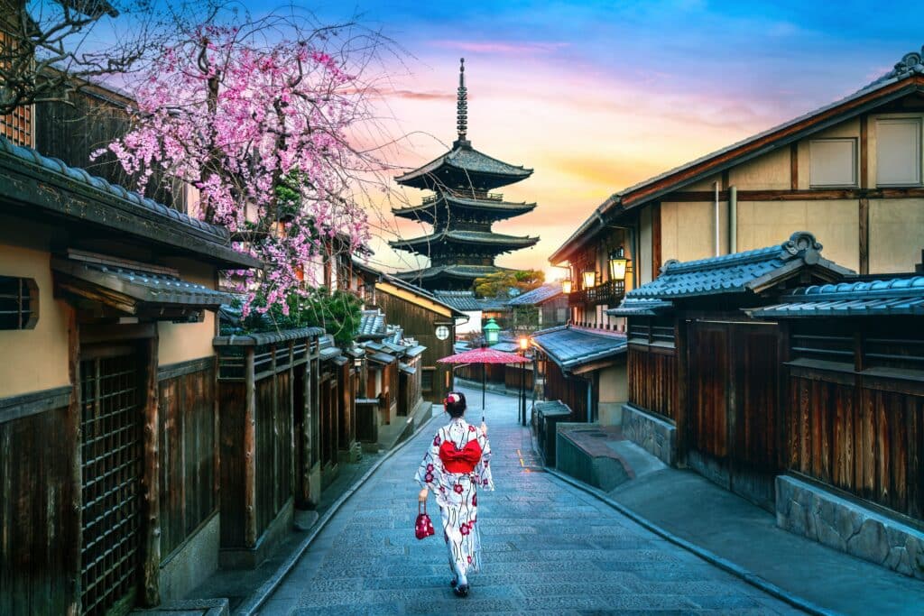 Traditional street in Kyoto leading toward Hokan-ji Pagoda, Japan