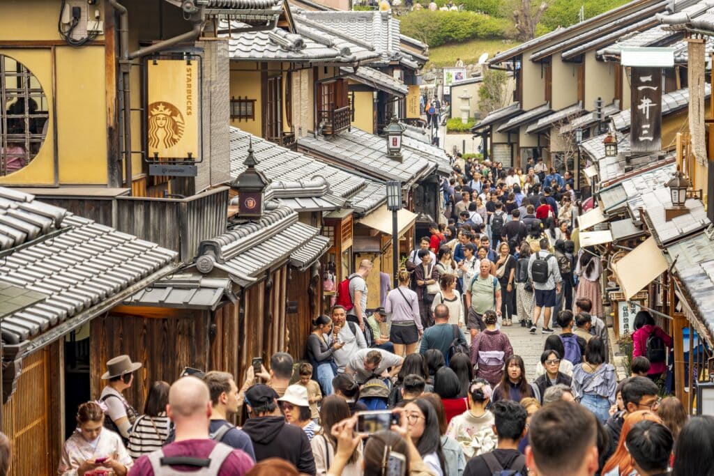 Crowds walking through the historic Higashiyama district in Kyoto, Japan